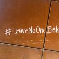 Schriftzug: #Leave no one behind_Fotografiert in Berlin-Schöneberg_von Randy Tarampi_unsplash